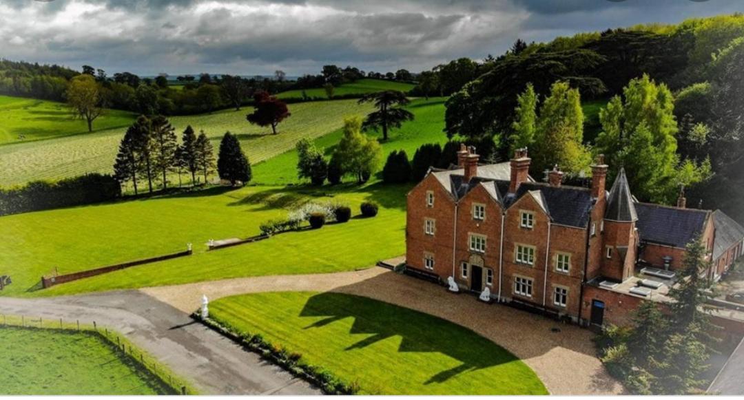 The Stables At Eriviat Hall Henllan  Esterno foto